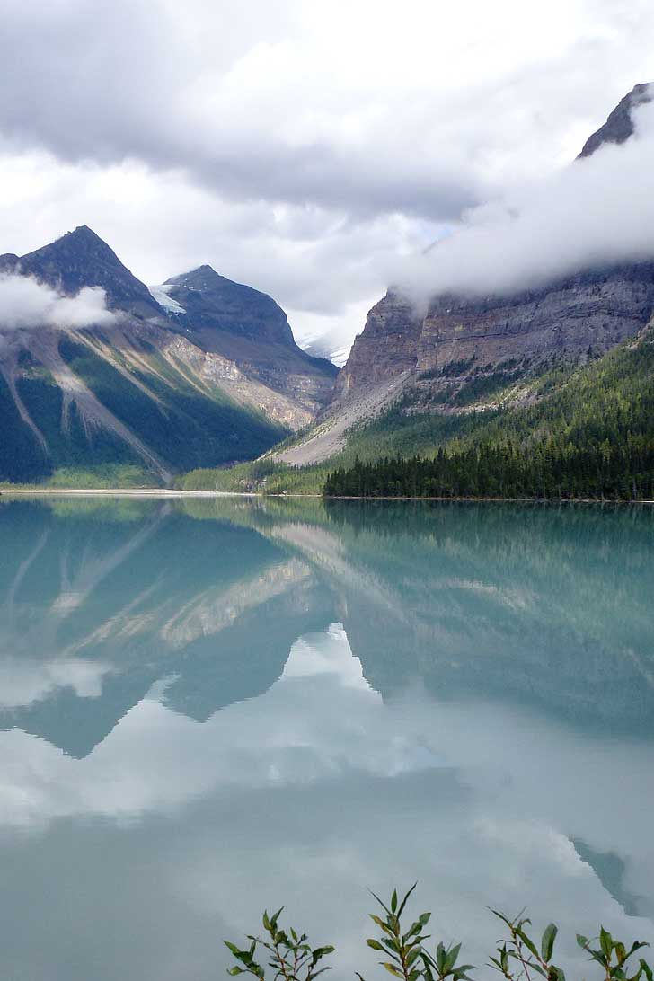 Berg Lake Trail + Great Hiking Trails in the World to Put on Your Bucket List (photo: someones.life) // localadventurer.com