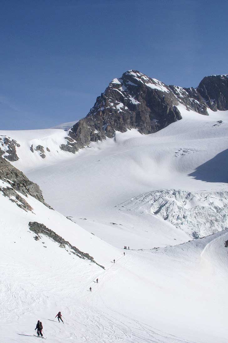 Le Haute Route + 25 Best Hikes in the World to Put on Your Bucket List (photo: bigviews2) // localadventurer.com