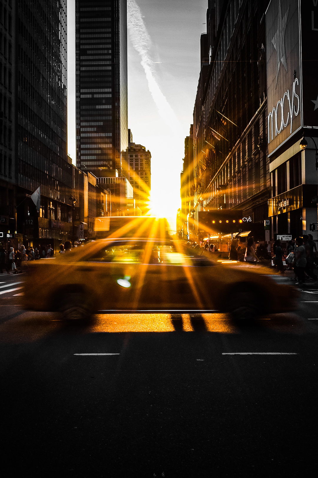 Want to see an epic phenomenon in NYC? Save this pin and click through to find out where to see Manhattanhendge best views, 2018 Dates and Times, Photography Tips, and More • Stonehenge NYC (photo: Michael Kowalczyk) // Local Adventurer #nyc #newyorkcity