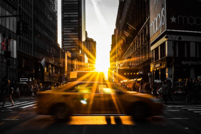 Want to see an epic phenomenon in NYC? Save this pin and click through to find out where to see Manhattanhendge best views, 2018 Dates and Times, Photography Tips, and More • Stonehenge NYC (photo: Michael Kowalczyk) // Local Adventurer #nyc #newyorkcity